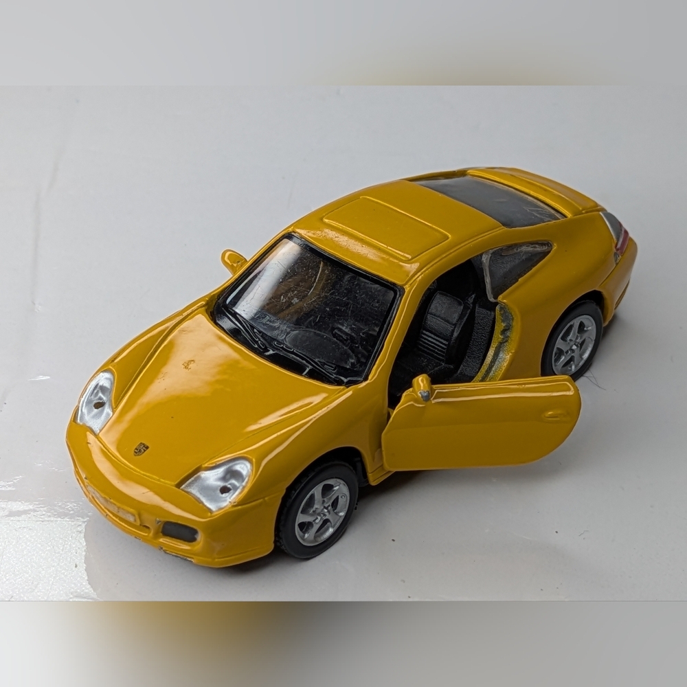 Maisto Yellow Porsche 911 Carrera 4S Diecast with Opening Doors Scale 1:38
